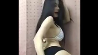 Asiática Menggoyang Tubuh Seksi di Live Stream Facebook