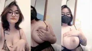 Gadis 13 Tahun Tampil Seksi dengan Lingerie Hitam dan Kacamata