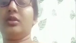 Gadis Bengali membuka kait bra dan meraba putingnya dengan penuh gairah