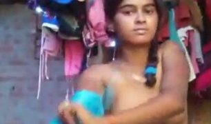 Gadis desa melepas salwar kameez dengan gerakan menggoda
