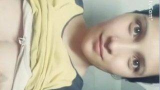Gadis Kashmir Beena Pamer Tubuh Telanjang dalam Foto Selfie