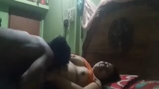 Gairah Liar: Pria Mesum Menggila dengan Bhabhi Seksi dalam Video Panas Tamil