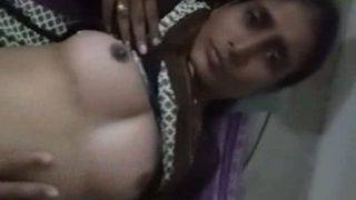 Istri India telanjang digelitik jari di ranjang