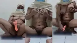 Jameela Bergaya Seksi dengan Mukena Transparan