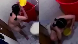 Mengintip Gadis Seksi dengan Payudara Besar Lagi Mandi