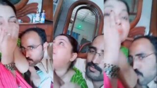 Nafsu liar, bibirnya mengisap payudara bhabhi hingga merintih