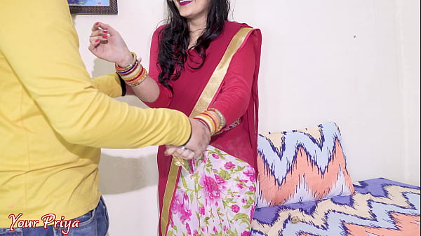 Desi bhabhi dapat anal kasar setelah blowjob dalam yang memuaskan. Video porno Hindi.