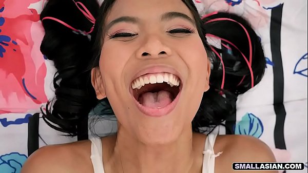 Gadis Asia mungil digerogoti pria bule