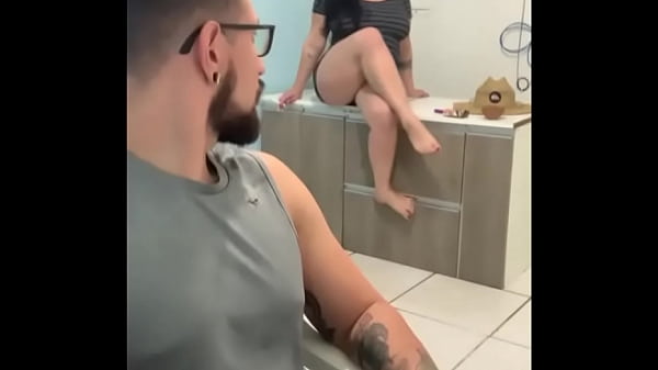 Dia me fez sair do serviço com a pica na boceta, mas só conseguiu o cuzinho. Enfiei até o fundo!