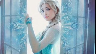 Elsa, gadis Asia remaja yang menggoda dengan tubuh seksi dan imut