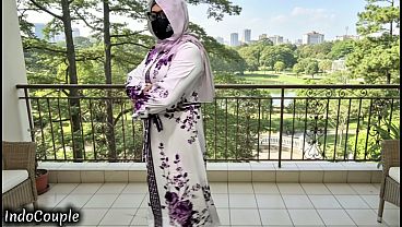Istri berhijab yang haus nafsu dan doyan selingkuh, akhirnya kutemui di koridor kampus yang sepi.
