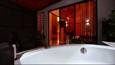 Gadis Kolombia-ku Menginginkan Susu di Jacuzzi yang Panas