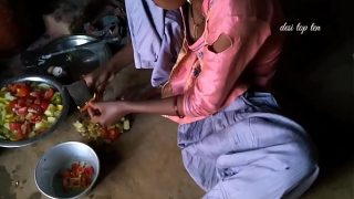 Istri terbaik bikin makanan di dapur sambil ngentot