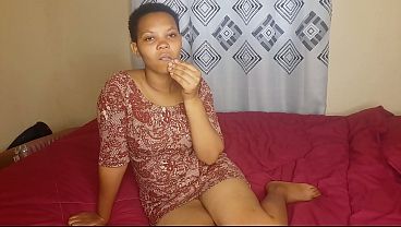 Ibu menggoda diri di kamar tidur, memiliki kemaluan cokelat yang menggairahkan