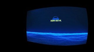 Pakaian dalam neon membungkus tubuh asia amatir yang bergoyang di atas ereksi