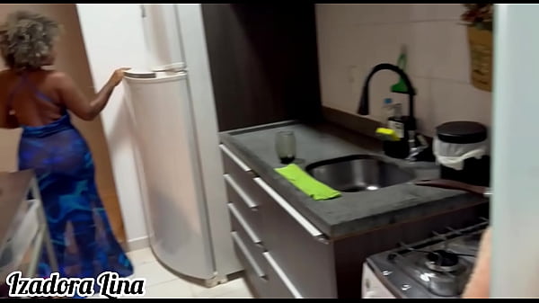 Keponakanku yang nakal menghardikku di dapur saat rumah sepi, memuaskan hasratku dengan penuh gairah