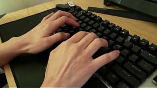 Cara Seksi Wanita Korea Menghangatkan Diri Tanpa Alas Kaki di Musim Dingin