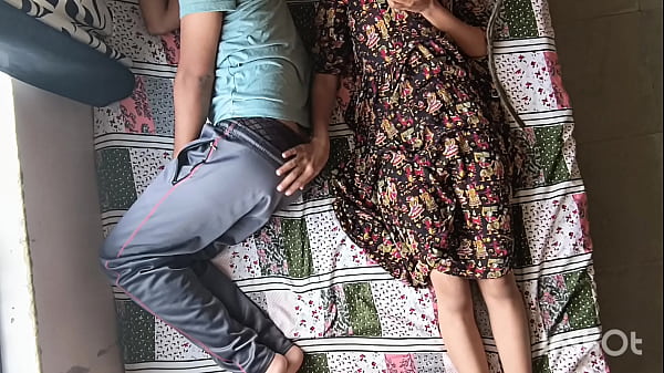 Bhabhi genit Shivani menggoda devar yang tertidur lalu menungganginya dalam pose Amazon yang panas.