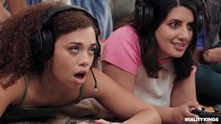 Mode Kerjasama: Petualangan Panas untuk Gadis Gamer