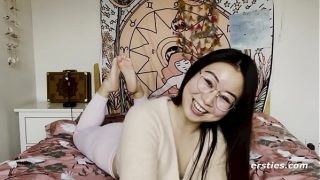 Gadis Tionghoa Imut Bergairah Saat Membuat Video Masturbasi untuk Kami