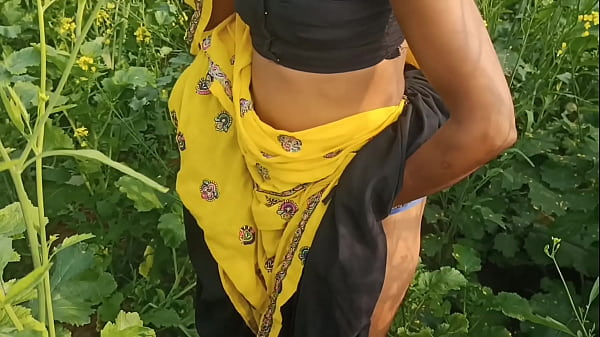 ममता सरसों के खेत में गई तो पति ने मौका पाकर बाहर खुले में जोरदार चुदाई की