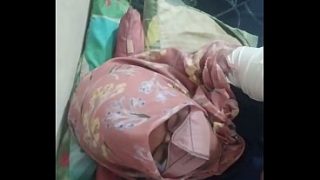 Tante Riani melahap batang keras dan merasakan kenikmatan yang menggila