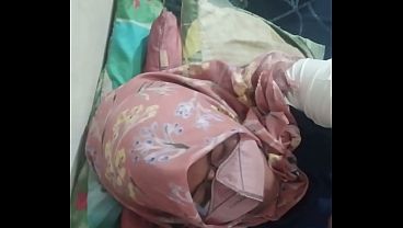 Tante Riani melahap batang keras dan merasakan kenikmatan yang menggila