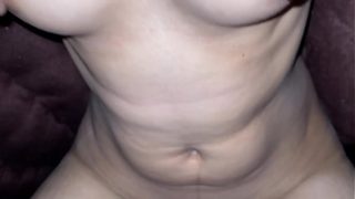 Bidadari Panas di Musim Dingin: Bhabhi Menggoda Bercinta dalam Selimut Tebal