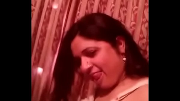 Gadis India yang Menggoda dengan Sari Transparan