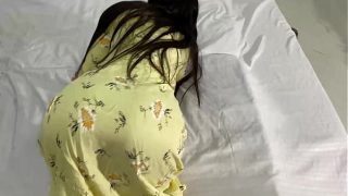 Saat tukang susu menagih bayaran, nyonya telanjang dan menawarkan pantatnya untuk ditusuk (SEKS ANAL)
