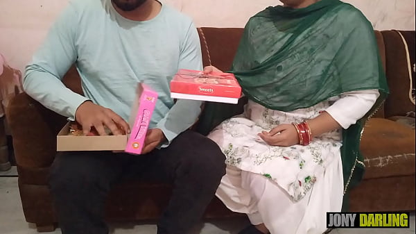 Diwali ki raat, maami ki geeli chut mein patakhe fod kar manaayi mast Diwali