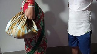 धोखे से आई बर्तन बेचने वाली गरम आंटी को जमकर लिया