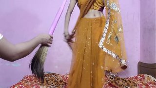 देसी भाभी घर की सफाई के दौरान देवर से चुदवाती है