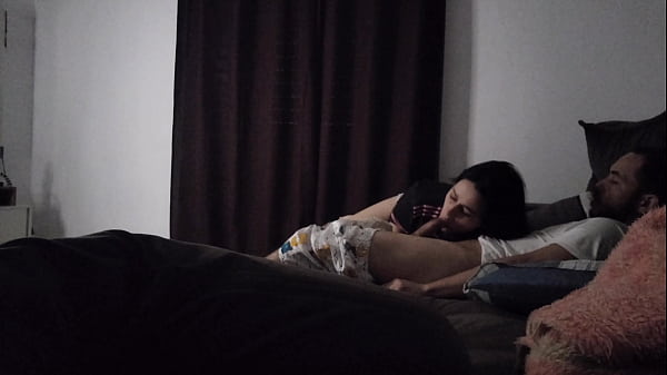 Tia safada arma um plano ardiloso para dividir o sofá com o sobrinho gostoso
