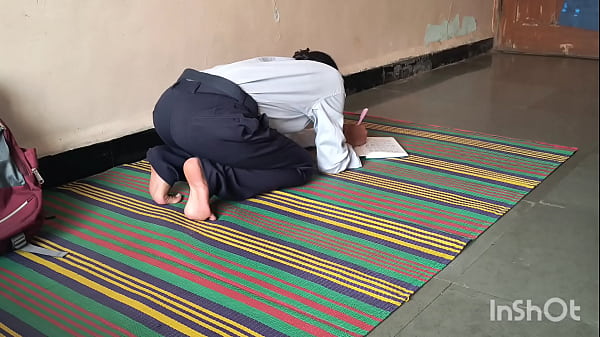 Gadis perawan kampus digitui guru les privat di kamar kos.
