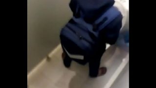 Nữ sinh quyến rũ đang thỏa mãn nhu cầu cá nhân