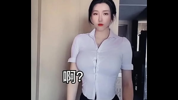 Gadis Asia dengan payudara dan pantat yang menggoda.