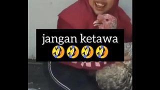 Gadis montok tertawa penuh gairah liar