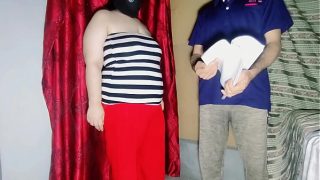 Wanita Muslim BBW berhubungan intim anal dengan petugas kantor demi sambungan meteran, adegan doggy style dengan audio Hindi yang jelas