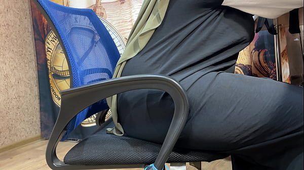 Wanita berhijab merangsang diri lewat celana dalam saat bekerja
