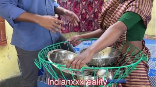 Keluarga Tiri India Terpanas dengan Suara Hindi yang Menggoda