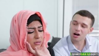 Binky Beaz membungkuk dan membiarkan tetangga mesum itu menidurinya