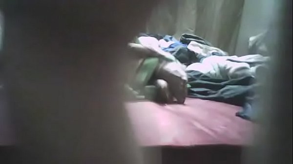 Pembantu Desi Menggoda di Kamar Tidur 01