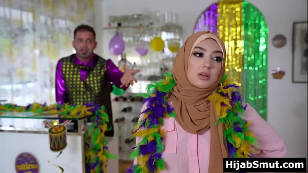 Gadis muslimah polos mengulum kekasihnya untuk pertama kalinya