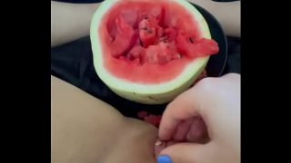 SEMANGKA MEMPERBANYAK ORGASME WANITA BUATAN RUMAHAN – VIDEO PANJANG PORNO ARAB PENUH 2025 – AMATIR SAUDI TERBAIK – MASTURBASI NAKAL PUTIH SALJU ARAB – FETISH MAKANAN EKSTREM – BUAH DALAM MEMEK RAPAT REMAJA – GADIS – LOS ANGELES – USA