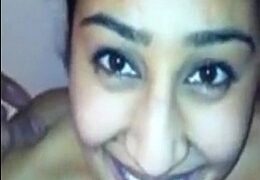 Gadis Delhi melayani pacarnya dengan blowjob India di kamar mandi