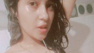 Gadis India basah telanjang berpose di kamar mandi, foto intimnya tersebar