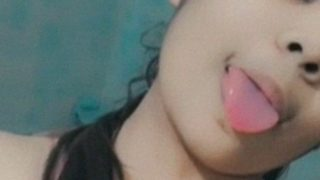 Gadis India genit memamerkan puting lembutnya yang menggoda
