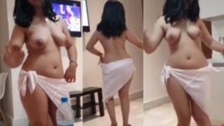 Goyang telanjang hot cewek seksi diiringi lagu Bollywood