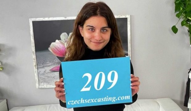 Mía si Cewek Mini yang Dihajar Habis-habisan dalam Sesi Casting